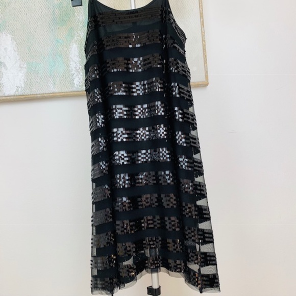 ALI & JAY black flat sequin soft mesh dress. M. - Picture 4 of 14